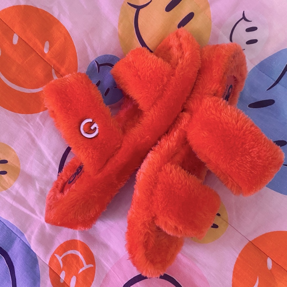 Women’s fuzzy faux fur sandal Bright Orange